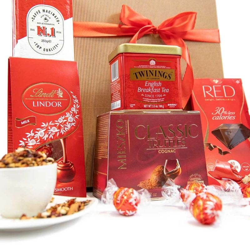 kosz z winem i słodyczami