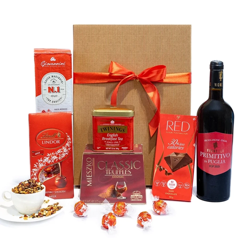 kosz z winem i słodyczami