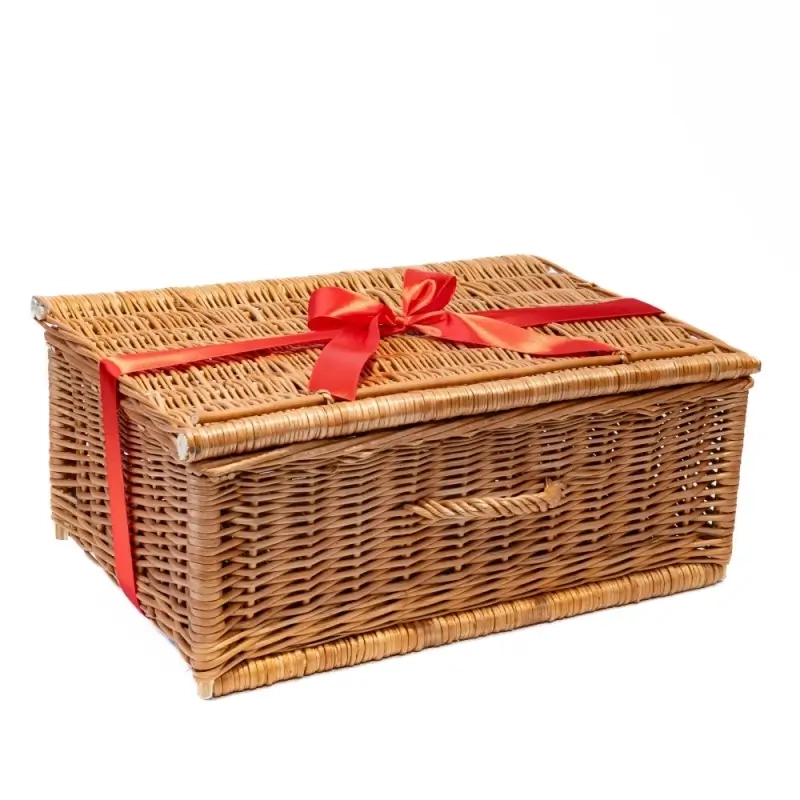 duży kosz wiklinowy.webp