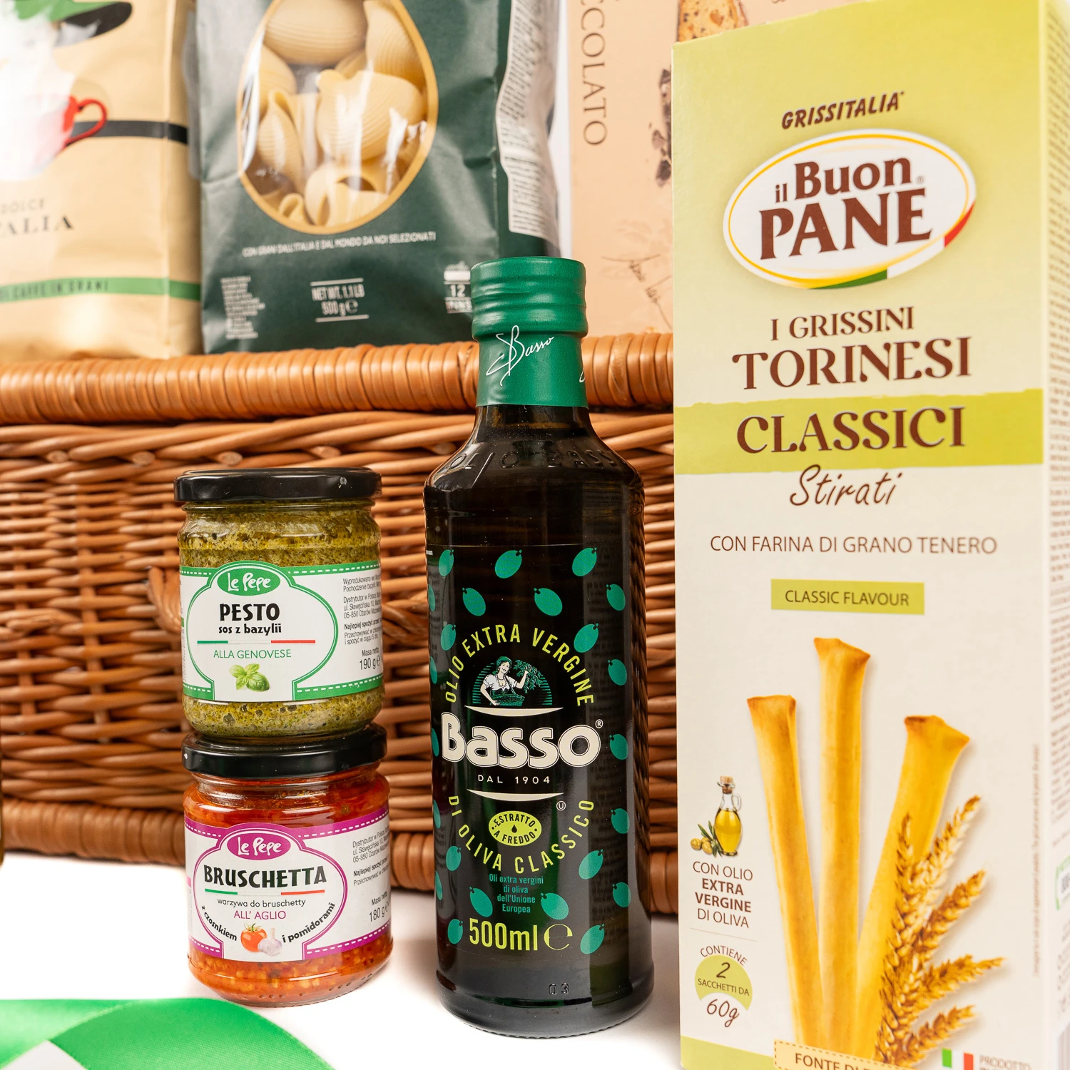 duży kosz z włoskimi produktami