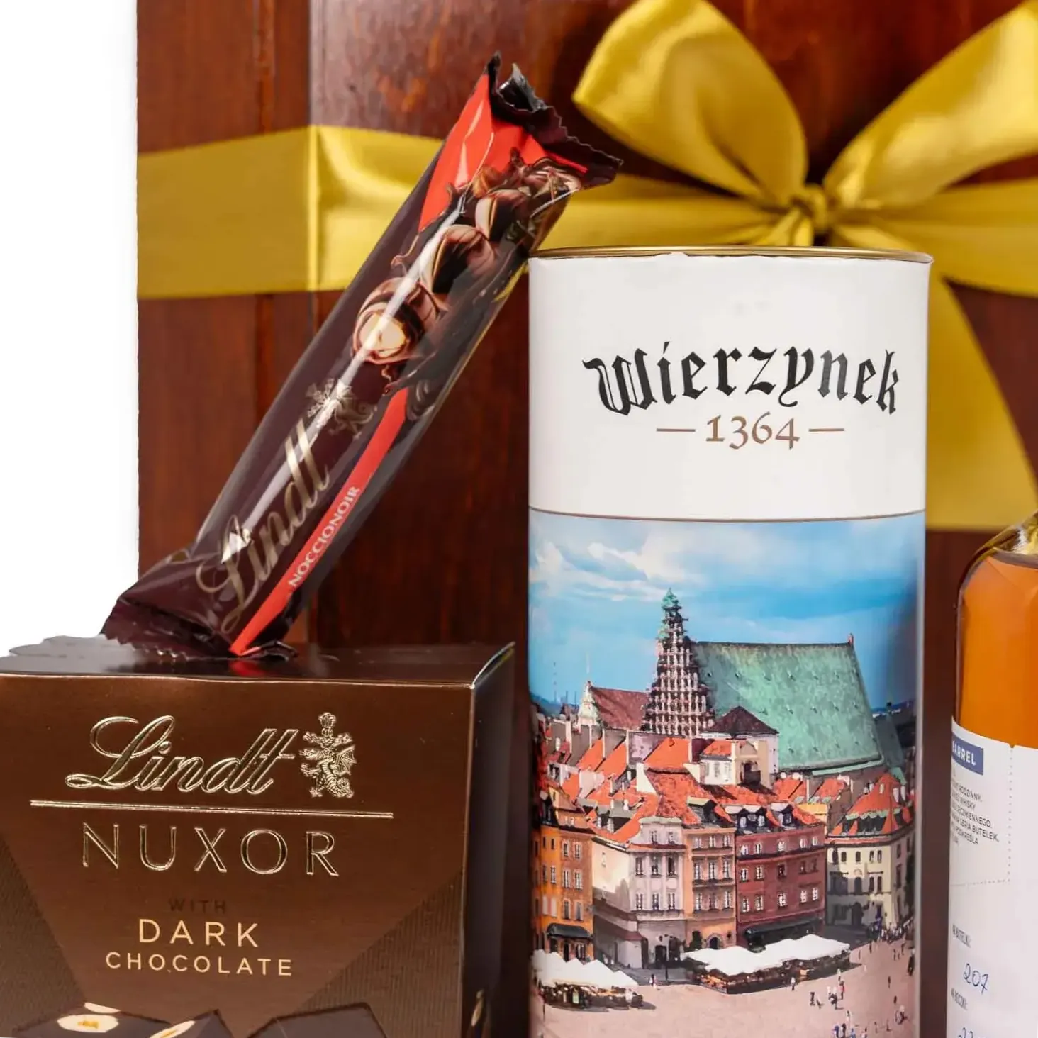 tuba z ciastkami i praliny lindt nuxor