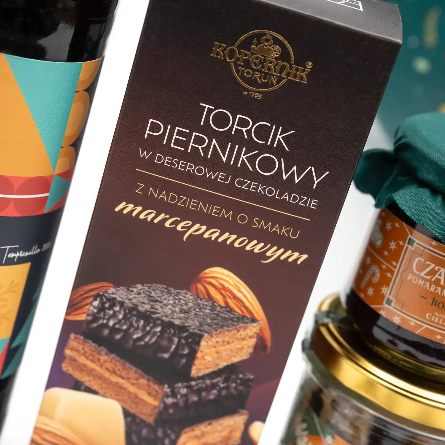 zestaw świąteczny ze świąteczną herbatą, powidłami i orzeszkami